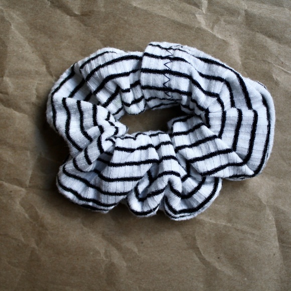 FOUR HANDMADE UPCYCLED SCRUNCHIES - Picture 4 of 5